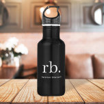 Monogram Classic Elegant Minimal Black en White Waterfles<br><div class="desc">Een minimalistisch monogram ontwerp met grote typografische initialen in een klassieke doopvont met jouw naam hieronder op een eenvoudige zwarte achtergrond. Het perfecte aangepast cadeau of accessoire!</div>