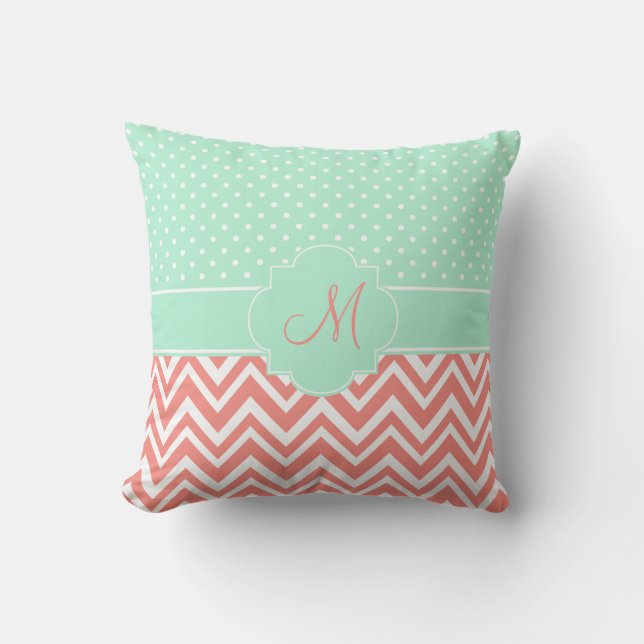 Monogram Coral Chevron met Mint Polka Dot Pattern Buitenkussen (Voorkant)