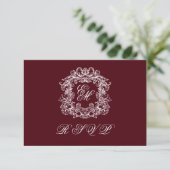 Monogram Crest Elegant Burgundy Wedding RSVP Kaartje (Staand voorkant)