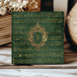 Monogram Crest Music Manuscript Groen Goud Tegeltje<br><div class="desc">Dit elegante  ontwerp is voorzien van goudkleurige handgeschreven bladmuziek manuscript op een donkere smaragdgroene en gouden achtergrond. Personaliseer het met uw monogram initiaal in Gotische lettertype gezet door een  antieke gouden kuif lijst.</div>