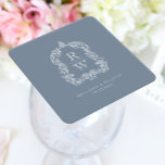 Monogram Crest Namen Dusty Blue Wedding Kartonnen Onderzetters<br><div class="desc">Dit elegante ontwerp is voorzien van een , op regentschap geïnspireerde top van acanthusbladeren die twee monogram-initialen omlijsten in open serif-lettertype, verticaal gestapeld en van elkaar gescheiden door een dunne horizontale lijn. Voeg de namen en trouwdatum van het paar hieronder toe. Het ontwerp en de tekst zijn in het wit...</div>