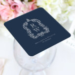 Monogram Crest Namen Navy Blue Wedding Kartonnen Onderzetters<br><div class="desc">Dit elegante ontwerp is voorzien van een , op regentschap geïnspireerde top van acanthusbladeren die twee monogram-initialen omlijsten in open serif-lettertype, verticaal gestapeld en van elkaar gescheiden door een dunne horizontale lijn. Voeg de namen en trouwdatum van het paar hieronder toe. Het ontwerp en de tekst zijn wit op een...</div>