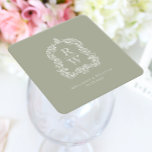 Monogram Crest Namen Sage Green Wedding Kartonnen Onderzetters<br><div class="desc">Dit elegante ontwerp is voorzien van een , op regentschap geïnspireerde top van acanthusbladeren die twee monogram-initialen omlijsten in open serif-lettertype, verticaal gestapeld en van elkaar gescheiden door een dunne horizontale lijn. Voeg de namen en trouwdatum van het paar hieronder toe. Het ontwerp en de tekst zijn in het wit...</div>