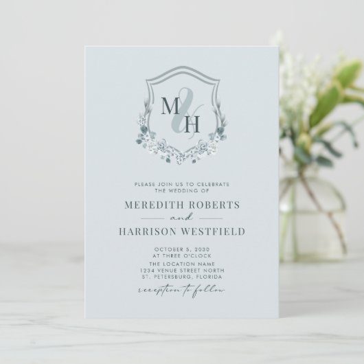 Monogram Crest QR Code RSVP Dusty Blue Wedding Kaart (Staand voorkant)