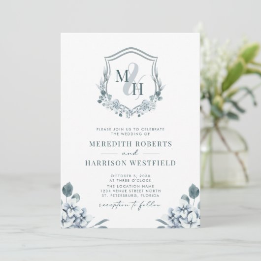 Monogram Crest QR-code Stusty Blue Floral Wedding Kaart (Staand voorkant)