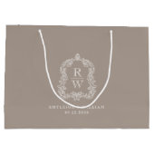 Monogram Crest Taupe Wedding Groot Cadeauzakje (Achterkant)