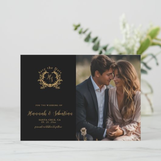 Monogram Crest Trouwfoto Zwart/Goud Save The Date (Staand voorkant)