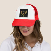 Monogram Custom A Letter met Elegant Eagle Wings Trucker Pet (In situ)