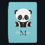 Monogram Cute Panda Aangepast gebubbel Blauw iPad Pro Cover<br><div class="desc">Een schattig panda-beer dat op de grond op een blauwe achtergrond van een zeepbel zit. Personaliseer met uw monogram en noem of schrap tekst in tekstvakjes voor geen naam.</div>