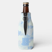 Monogram Cute Pastel Blue Rain Clouds Flesjeskoeler (Fles Achterkant)