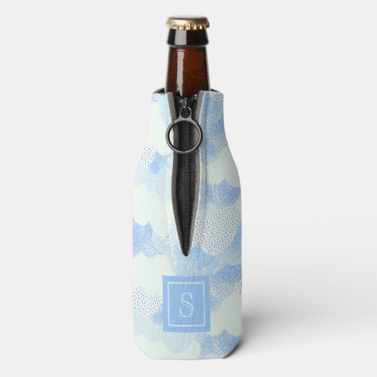 Monogram Cute Pastel Blue Rain Clouds Flesjeskoeler (Fles Achterkant)