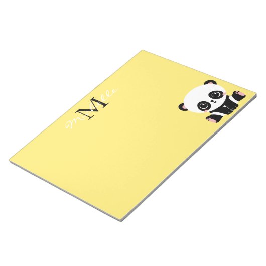 Monogram Cute Sitting Panda Gepersonaliseerd Geel Notitieblok (Schuin)