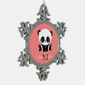 Monogram Cute Sitting Panda Gepersonaliseerd Tin Sneeuwvlok Ornament (Links)