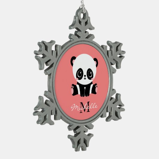 Monogram Cute Sitting Panda Gepersonaliseerd Tin Sneeuwvlok Ornament (Links)