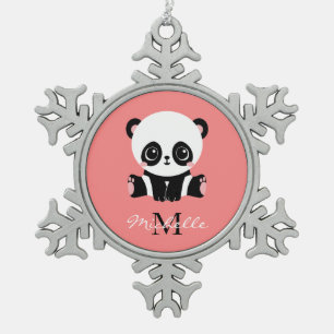 Monogram Cute Sitting Panda Gepersonaliseerd Tin Sneeuwvlok Ornament