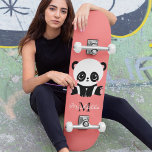 Monogram Cute Sitting Panda Personeelszalm Persoonlijk Skateboard<br><div class="desc">Een schattig panda-beer op de vloer op een zalmachtergrond. Personaliseer met uw monogram en noem of schrap tekst in tekstvakjes voor geen naam.</div>