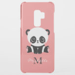 Monogram Cute Sitting Panda Personeelszalm Uncommon Samsung Galaxy S9 Plus Hoesje<br><div class="desc">Een schattig panda-beer op de vloer op een zalmachtergrond. Personaliseer met uw monogram en noem of schrap tekst in tekstvakjes voor geen naam.</div>