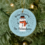 Monogram Cute Trendy Snowman Kerstmis Keramisch Ornament<br><div class="desc">Een schattige kerstsneeuwman met de woorden 'Merry Kerstmis' siert dit ornament. Pas het aan met je familienaam. Een leuk accent voor de kerstvakantie. Ontworpen voor jou door Blackberry Boulevard.</div>