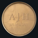 Monogram Datum Antiek goudwaszegel Ronde Sticker<br><div class="desc">Deze wasbeerstickers zijn ontworpen om te coördineren met ons Monogram Wax Seal Collectie en zullen een prachtige afwerking aan uw uitnodigingen en enveloppen toevoegen. In dit ontwerp staan monogram initialen en datum op een antiek gouden kleurwaszegel. Meer prachtige kleuren en design zijn beschikbaar in het collectie. Let op: dit is...</div>