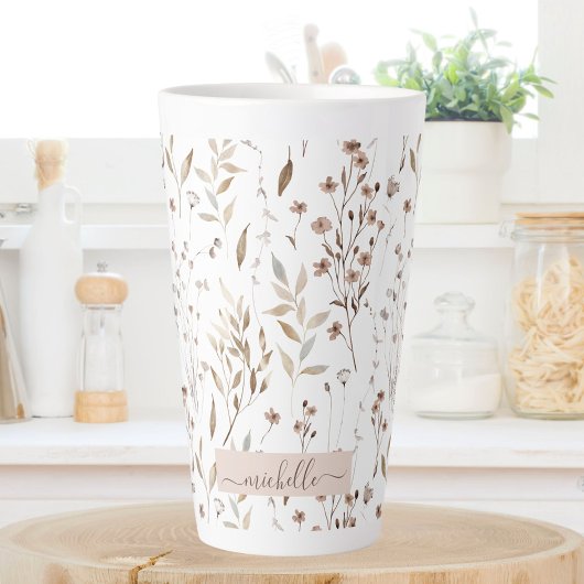 Monogram Delicate Bruine Wilde Bloemen Bladeren Latte Mok
