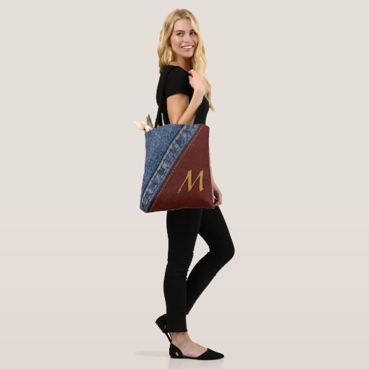Monogram Denim en Leder Tote Bag (Op model)