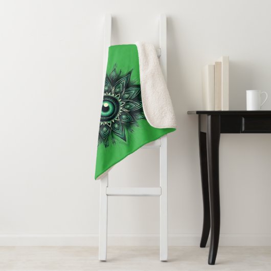 Monogram Donkergroen Evil Eye Symbool op groen | Sherpa Deken (In situ)