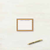 Monogram donkerpaars en goudgeel streep post-it® notes (Op bureau)