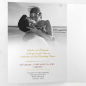 Monogram donkerrood bladgoud bruiloft optie RSVP Drieluik Uitnodiging (Binnenzijde eerst)