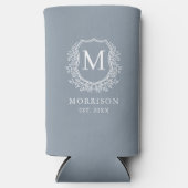 Monogram Dusty Blue Crest Botanical Wedding Seltzer Blikjeskoeler (Voorkant)