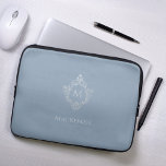 Monogram Dusty Blue Elegant Crest Faux Silver Naam Laptop Sleeve<br><div class="desc">Een elegant stoffig blauw en zilverkleurig ontwerp met het monogram initiaal in een kam, aanbevolen voor een man. De kam is faux silver folie, de achtergrond is stoffig blauw. Onder de kam staat de naam in grijs pet. De bloemenkam uit een oude boekomslagband, van het boek "Rust, Smut Mildew &...</div>