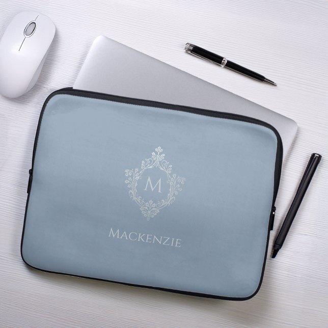 Monogram Dusty Blue Elegant Crest Faux Silver Naam Laptop Sleeve (Creator heeft geüpload)
