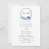 Monogram Dusty Blue Floral Wreath Wedding Invitati Kaart (Voorkant)