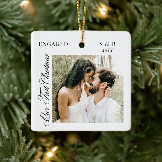 Monogram Eerste Kerst Verloving Script Foto Keramisch Ornament (Boom)