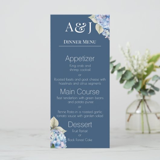 Monogram Eerste Letters Blauwe Hydrangeabloemen op Menu (Staand voorkant)