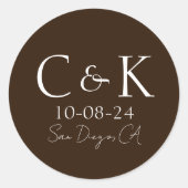 Monogram Eerste Letters op Chocolade Bruine Huweli Ronde Sticker (Voorkant)