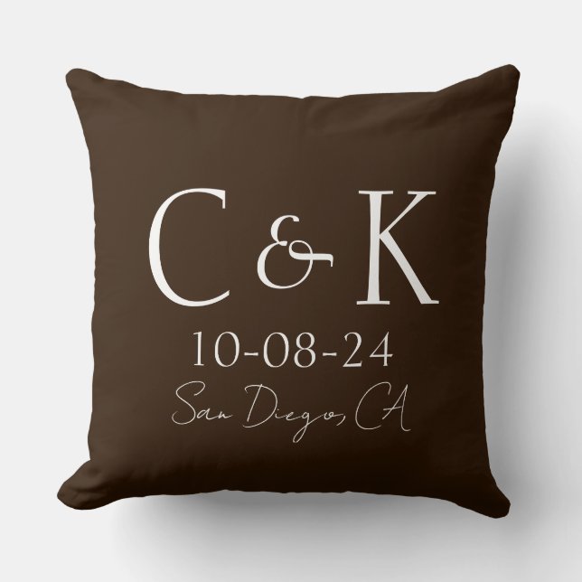 Monogram Eerste Letters op Chocolade Bruine Trouwd Kussen (Voorkant)