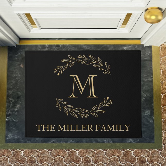 Monogram Elegant Black Gold Wreated Family Name Deurmat (Elegant Black Gold Wreath Family Name Monogram Doormat)