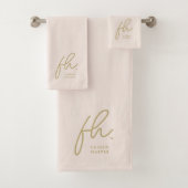 Monogram Elegant Blush Pink Gold Script Stijlvol Bad Handdoek (Insitu)