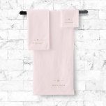 Monogram Elegant Minimaal Blush Roze en Goud Bad Handdoek<br><div class="desc">Een eenvoudig stijlvol monogram op maat in een gouden moderne, minimalistische typografie op een elegante pastelroze achtergrond. De monogram initialen en de naam kunnen gemakkelijk samen met de eigenschaplijn worden gepersonaliseerd om een ontwerp zo uniek te maken zoals u bent! Het perfecte cadeau of accessoire op maat voor elke gelegenheid....</div>