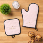 Monogram Elegant Minimaal Blush Roze en Goud Ovenwant & Pannenlap Set<br><div class="desc">Een eenvoudig stijlvol monogram op maat in een gouden moderne, minimalistische typografie op een elegante pastelroze achtergrond. De monogram initialen en de naam kunnen gemakkelijk samen met de eigenschaplijn worden gepersonaliseerd om een ontwerp zo uniek te maken zoals u bent! Het perfecte cadeau of accessoire op maat voor elke gelegenheid....</div>
