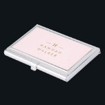 Monogram Elegant Minimaal Blush Roze en Goud Visitekaarthouder<br><div class="desc">Een eenvoudig stijlvol monogram op maat in een gouden moderne, minimalistische typografie op een elegante pastelroze achtergrond. De monogram initialen en de naam kunnen gemakkelijk samen met de eigenschaplijn worden gepersonaliseerd om een ontwerp zo uniek te maken zoals u bent! Het perfecte cadeau of accessoire op maat voor elke gelegenheid....</div>