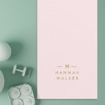 Monogram Elegant Minimaal Blush Roze en Goud Yogamat<br><div class="desc">Een eenvoudig stijlvol monogram op maat in een gouden moderne, minimalistische typografie op een elegante pastelroze achtergrond. De monogram initialen en de naam kunnen gemakkelijk samen met de eigenschaplijn worden gepersonaliseerd om een ontwerp zo uniek te maken zoals u bent! Het perfecte cadeau of accessoire op maat voor elke gelegenheid....</div>