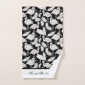 Monogram Elegant Script Black White Swan Feathers Bad Handdoek (Handdoek)