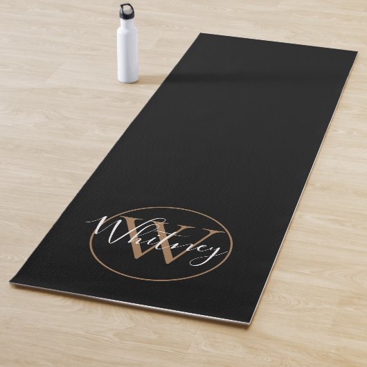 Monogram Elegant Script Zwart en Goud Yogamat (In situ)