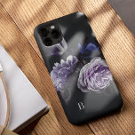 Monogram Elegant Violet Floral Roos Case-Mate iPhone Case<br><div class="desc">Voeg wat luxe aan uw telefoon met dit chemische hoesje met een cluster van spoelfloralen in lavender paars en indigo blauw op een dramatische zwarte achtergrond toe. Pas aan met uw enige initiaal aan de linkeronderhoek in het klassieke ivoorschrift.</div>