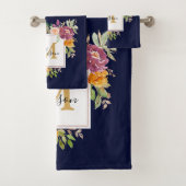 Monogram Elegant Waterverf Roos Floral Botanical Bad Handdoek (Insitu)