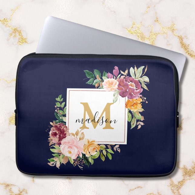 Monogram Elegant Waterverf Roos Floral Botanical Laptop Sleeve (In situ)