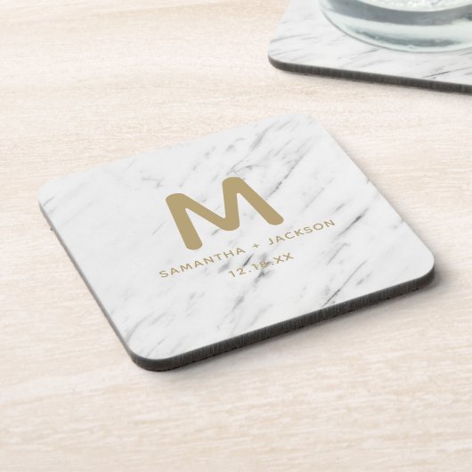 Monogram Elegant White Marble & Gold Foil Wedding Bier Onderzetter (Linkerzijde)