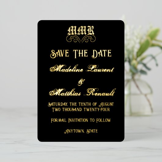 Monogram Elegant Zwart en Goud Save the Date Folie Uitnodiging (Staand Voorkant)
