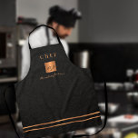 Monogram elegant zwart goud naam script chef schort<br><div class="desc">Monogrammed stijlvolle luxe exclusieve keuken restaurant chef-kok apron met een faux goudkoper metallisch glitter vierkant en lijnen over een stijlvolle,  stijlvolle,  zwarte leder (PRINTED TEXTURE) achtergrond.         Personaliseer het met titel,  naam en initialen.</div>